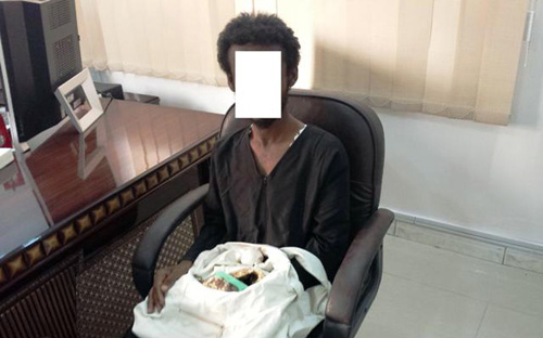 ضبط شخص متنكر بملابس نسائية بسوق تجاري بالرياض 