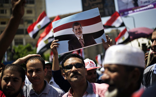 تظاهرات مؤيدة ومعارضة للرئيس المصري في أجواء من القلق والتوتر 