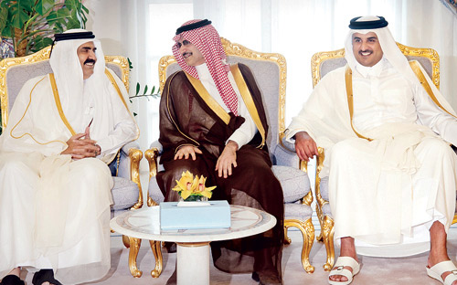 الأمير الوليد يزور قطر ويهنئ الشيخ تميم بن حمد على استلامه الحُكم 