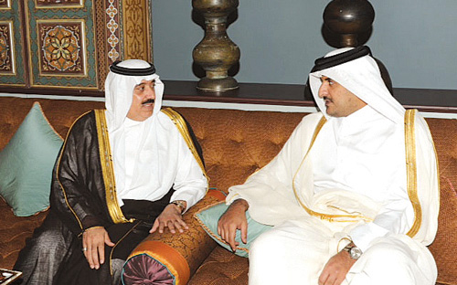 الأمير متعب بن عبد الله يهنئ أمير قطر بتوليه مقاليد الحكم 