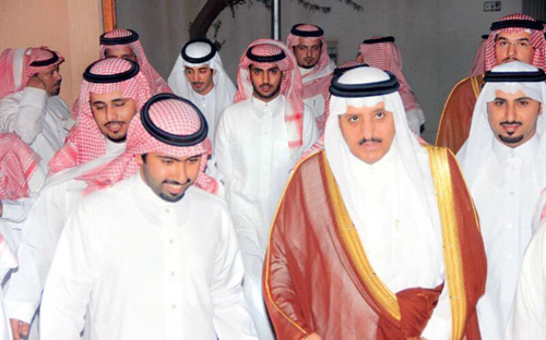 الأمير أحمد بن عبد العزيز يشرف حفل عشاء أسرة آل أبوإثنين بالرياض 
