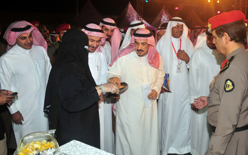 الأمير فيصل بن بندر يشرف «الليلة الذهبية» في مهرجان صيف عنيزة 