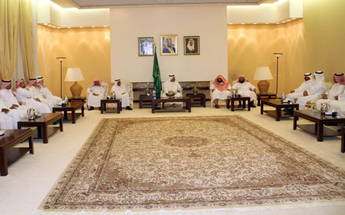 الأمير عبدالعزيز بن سعد يناقش شؤون التنمية والتطوير بحائل
