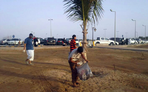 (16) شاباً يقومون بحملة تنظيف لشاطئ ثول 