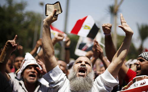 الجيش المصري يتدخل لإنهاء المواجهات بين مؤيدي مرسي ومعارضيه 
