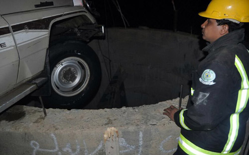 مدني «الدائر» ينتشل حالتين سقطت مركبتهما من ارتفاع «800» متر 