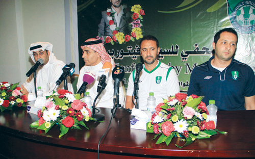 الأهلاويون يقصون شريط المباريات الودية في أبها ويحتفون بأفضل مدربي البرتغال !