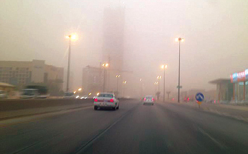 موجة غبار تؤدي إلى تدني الرؤية الأفقية في الرياض 