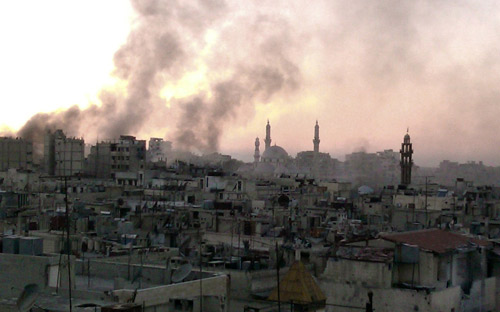 طاغية الشام وشبيحته يواصلون قصف وحصار حمص وريفها 