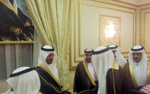الأمير سعود بن عبد المحسن يستقبل المهنئين بشهر رمضان 