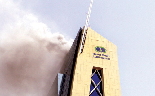 الدفاع المدني يخمد حريق برج (المنجم) شمال الرياض 