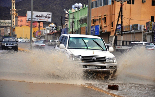 أمطار رجال ألمع توقف الطريق الدولي وتقطع الكهرباء 