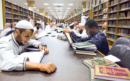مكتبة المسجد النبوي الشريف زاد معرفي لطلبة العلم 