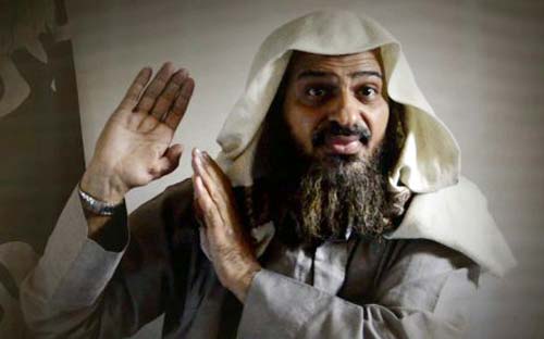 مجهولون يحرقون شاباً يمنياً.. والكشف عن مخطط حوثي لمهاجمة أحد المساجد 