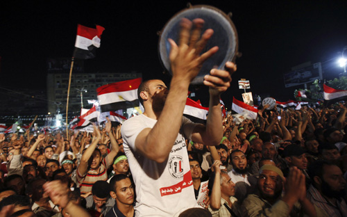 مفاوضات صعبة بين طرفي الأزمة في مصر واتفاق على عدم التصعيد 