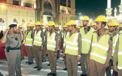 رجال الدفاع المدني يتسابقون من أجل سلامة ضيوف الرحمن 