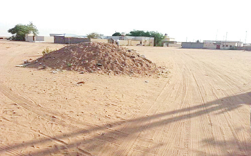 مركز المزيرع: شكوى من زحف الرمال وتردي الخدمات البلدية 