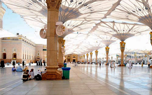 (436) مروحة لتلطيف الهواء باستخدام رذاذ الماء في ساحات المسجد النبوي 
