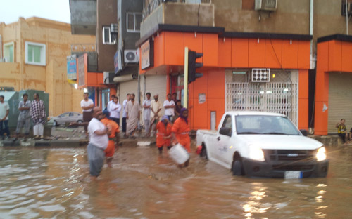 أمطار جازان تربك الحركة وتعيق المواطنين بسبب تجمعات المياه 