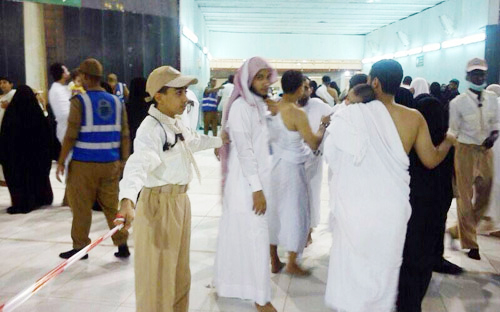 ابتسامة وبشاشة «الكشاف» تعيدان الحيوبة وتحوِّلان عناء المعتمرين إلى ابتسامة 