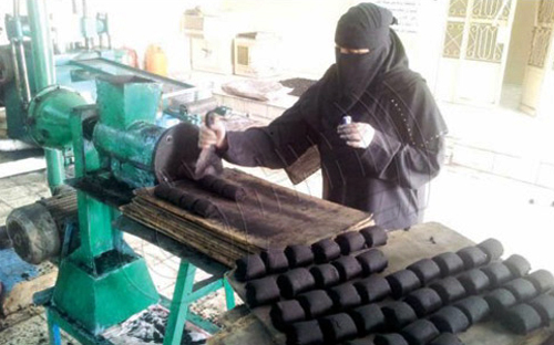 سواعد ناعمة في عنيزة يعملن على إنتاج الفحم ويُصدَّر لكل المناطق