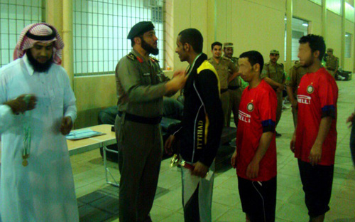 «سجناء بريدة» يخطفون الذهب من عنيزة في حضور اللواء القرزعي