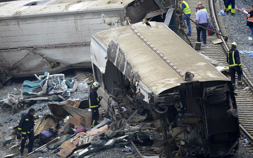 مقتل (77) شخصاً على الأقل في حادث قطار في إسبانيا 