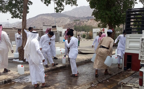 بلدية المسفلة الفرعية بمكة تصادر (700) جالون من مياه زمزم 