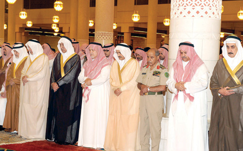 أمير منطقة الرياض ونائبه يؤديان صلاة الميت على الأميرة نورة بنت سعود بن عبدالعزيز 