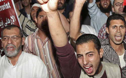 مؤيدو السيسي يفوضونه ضد الإرهاب..وأنصار مرسي يطالبون بعودته في رابعة العدوية 