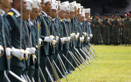 رئيس الجمهورية في عيد الجيش : يجب إعادة النظر بالإستراتيجية الدفاعية 