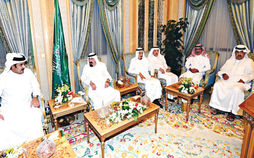 خادم الحرمين بحث مع أمير قطر ونواز شريف تطورات المنطقة والتعاون المشترك 