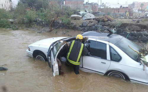 إنقاذ محتجزين في سيول المخواة وبلجرشي من قبل رجال الدفاع المدني