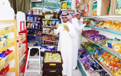 بلدية قصر ابن عقيّل تقوم بجولات مفاجئة على المحلات والمطاعم 