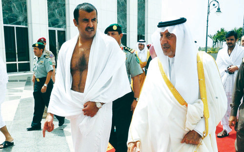 أمير قطر أدى مناسك العمرة واختتم زيارته للمملكة 