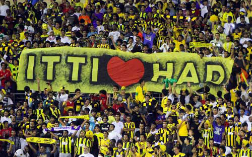 جماهير الاتحاد ( غاضبة ) من إغلاق التدريبات ومنعهم من مشاهدة الوديات 