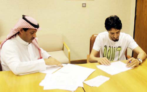 الوطني يوقع مع الحارس البلوي ويسجله رسمياً في كشوفات الفريق‎ 