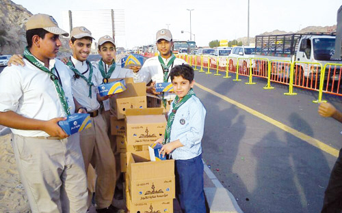 صغار الكشافة ينافسون الكبار ويتسابقون لخدمة المعتمرين