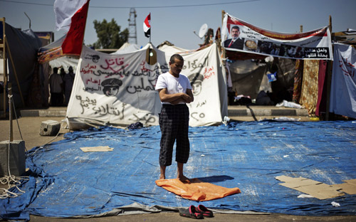 صراع الحشود بين مؤيدي ومعارضي مرسي في صلاة عيد الفطر 