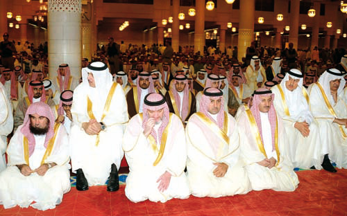 أمير منطقة الرياض ونائبه يؤديان صلاة العيد مع جموع المصلين 
