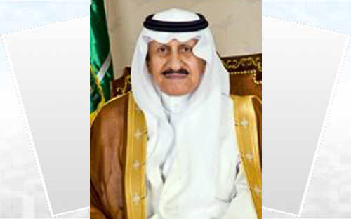 أمير منطقة الحدود الشمالية يتقدم المصلين في صلاة عيد الفطر المبارك