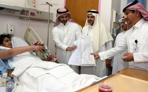 مستشفى الأمير سلمان ابن عبدالعزيز يعايد المرضى 