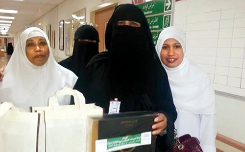 لجنة أصدقاء المرضى النسائية بعنيزة تزور أقسام النساء والأطفال في العيد 