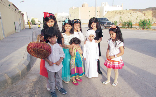 الأطفال الأكثر بهجة بملابس العيد والبحث عن العيديات 