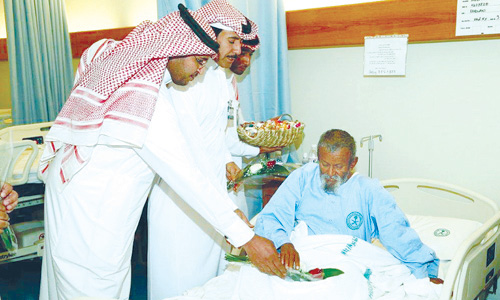 مستشفى الملك خالد التخصصي للعيون يعايد مرضاه المنومين 