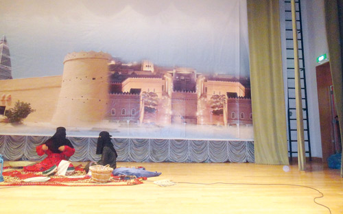 مسرحية جدتي الحبيبة والمسفار للكبار تخطف أنظار زوار مركز الملك عبد العزيز التاريخي