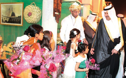 الأمير فيصل بن سلمان يزور أجنحة الحرف اليدوية ومعرض الفن التشكيلي 
