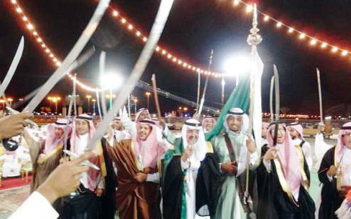 محافظ القويعية يشهد احتفال الأهالي بالعيد ويتقدمهم في العرضة السعودية 