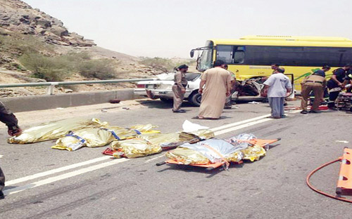 وفاة أربع نساء وسائقهن في حادث مروري أمس في عسير 