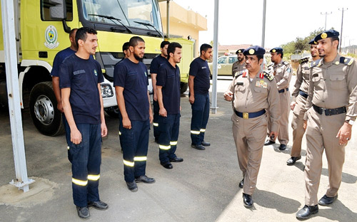 مدير الدفاع المدني بمنطقة الباحة يتفقد وحدة التدخل في الحوادث 